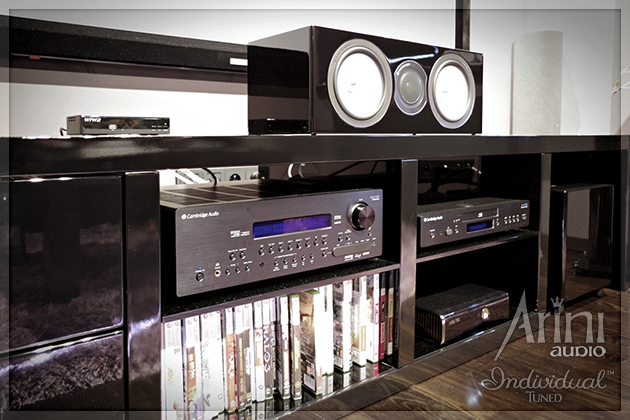 Sala kinowa z Monitor Audio, adaptacją akustyczną i okablowaniem Individual