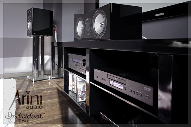 Sala kinowa z Monitor Audio, adaptacją akustyczną i okablowaniem Individual